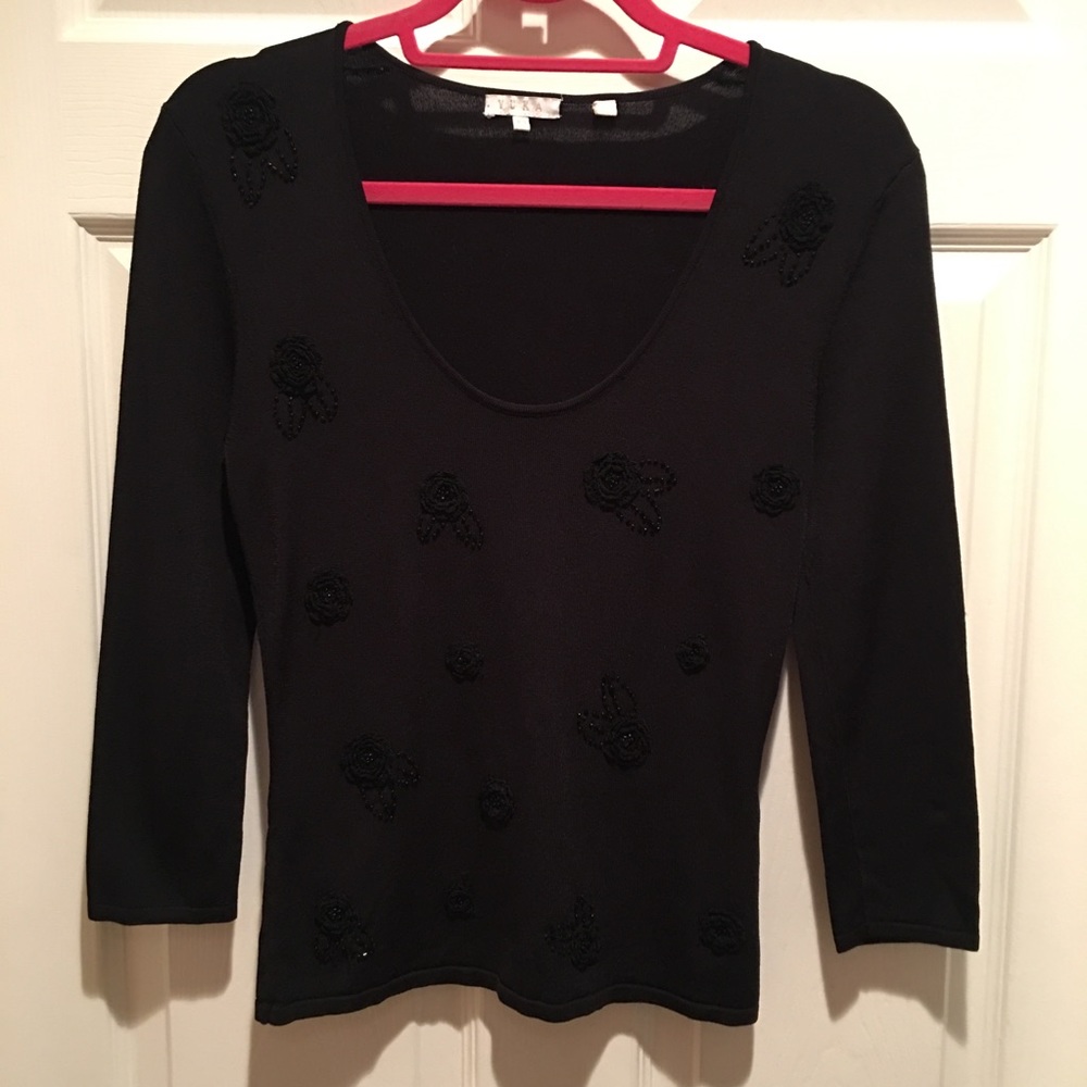 Yuma Knit Scoop Neck Top with embroidered Flowers